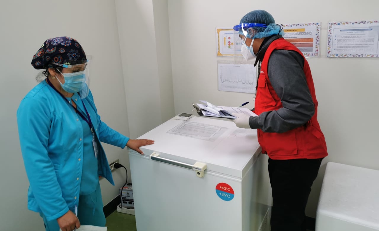 Colaborador de la Contraloría supervisando vacunas COVID-19 en la Dirección Regional de Salud Ayacucho.