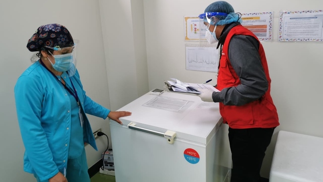 Colaborador de la Contraloría supervisando vacunas COVID-19 en la Dirección Regional de Salud Ayacucho.