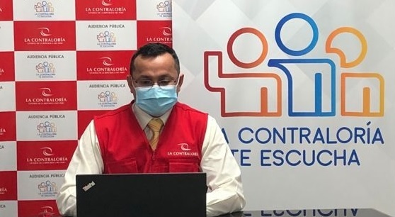 Imagen JPG de colaborador de la Contraloría en los interiores de una oficina, sentado y participando de la Audiencia Pública Virtual “La Contraloría te escucha” en Áncash.