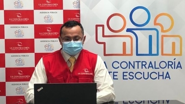 Imagen JPG de colaborador de la Contraloría en los interiores de una oficina, sentado y participando de la Audiencia Pública Virtual “La Contraloría te escucha” en Áncash.