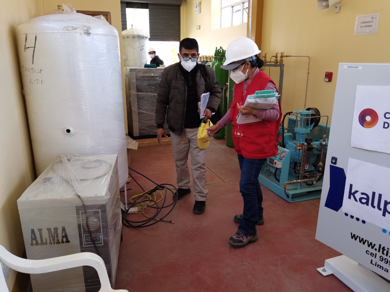 Imagen JPG de colaborador de la Contraloría supervisando plantas de oxígeno en provincias de Huancavelica.
