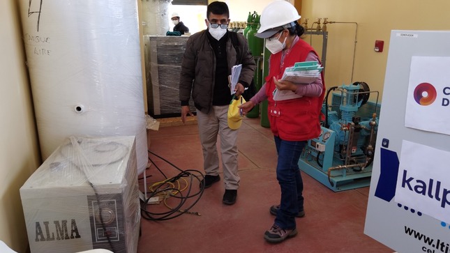 Imagen JPG de colaborador de la Contraloría supervisando plantas de oxígeno en provincias de Huancavelica.