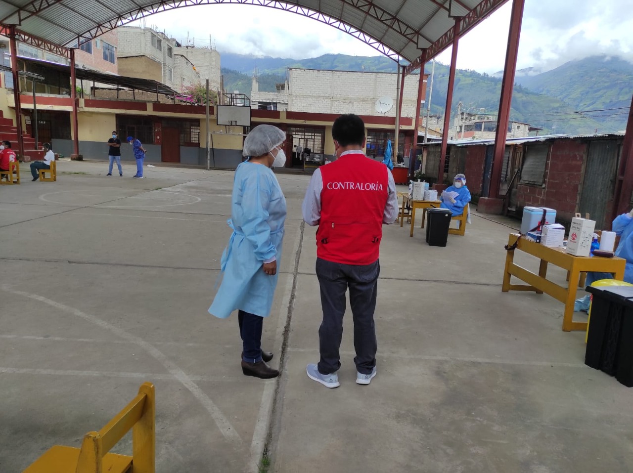 Imagen JPG de colaborador de la Contraloría supervisando vacunas contra la COVID-19 en Apurímac.