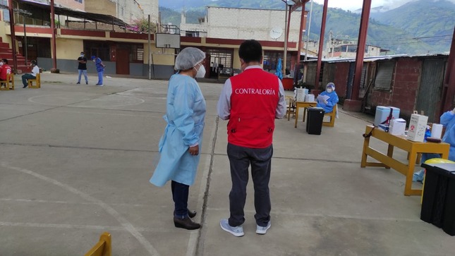 Imagen JPG de colaborador de la Contraloría supervisando vacunas contra la COVID-19 en Apurímac.