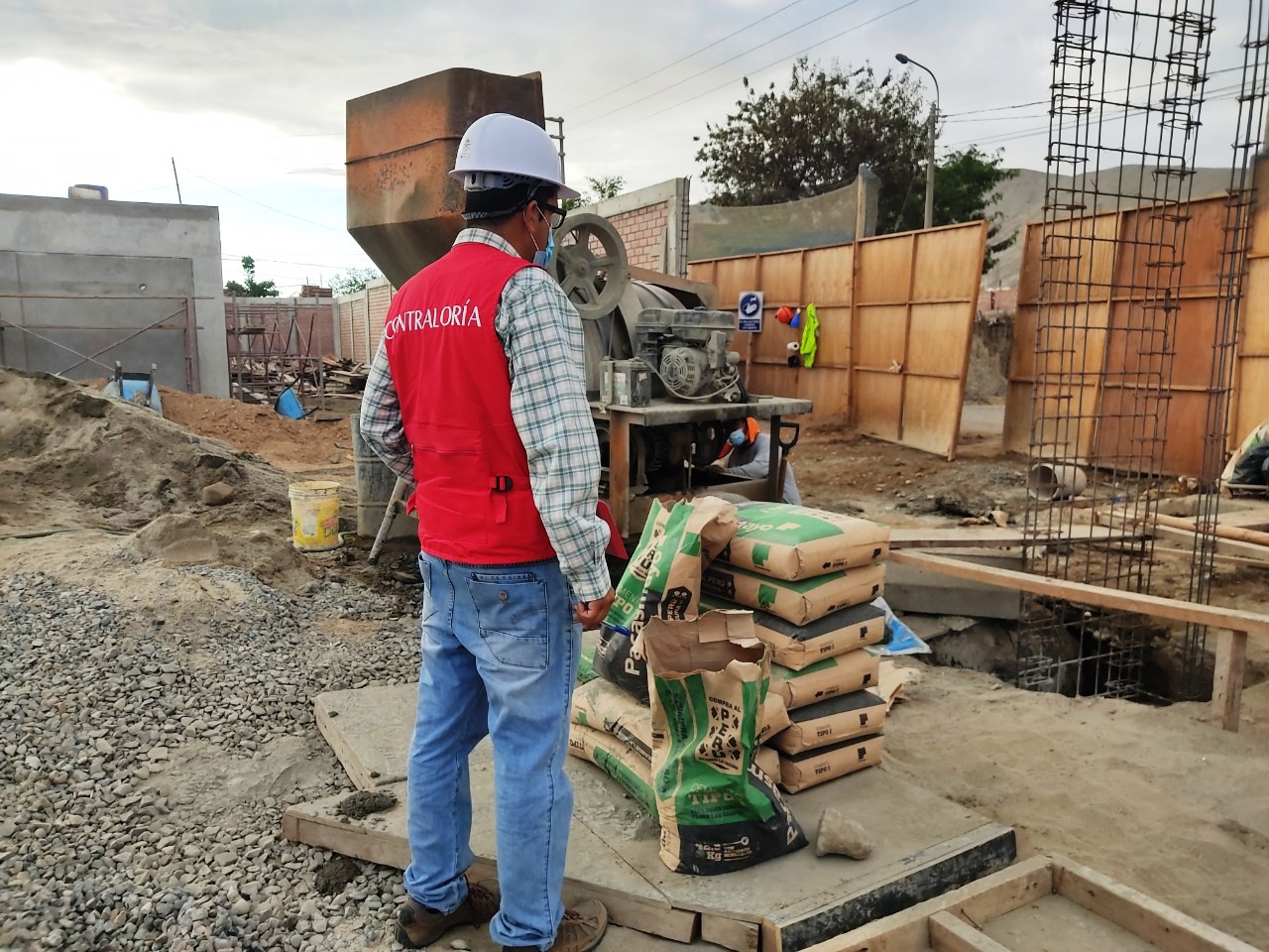 Imagen JPG de colaborador de la Contraloría supervisando obra de colegio en Casma, Áncash.