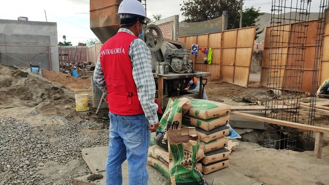Imagen JPG de colaborador de la Contraloría supervisando obra de colegio en Casma, Áncash.