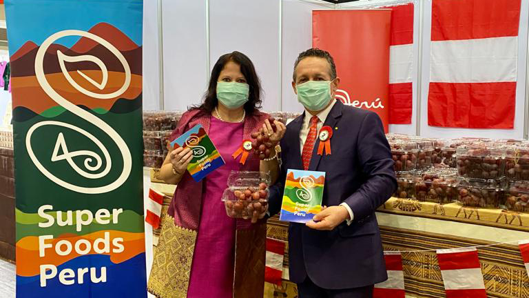 Foto del Embajador del Perú en Tailandia y su esposa en frente del stand de SuperFoods