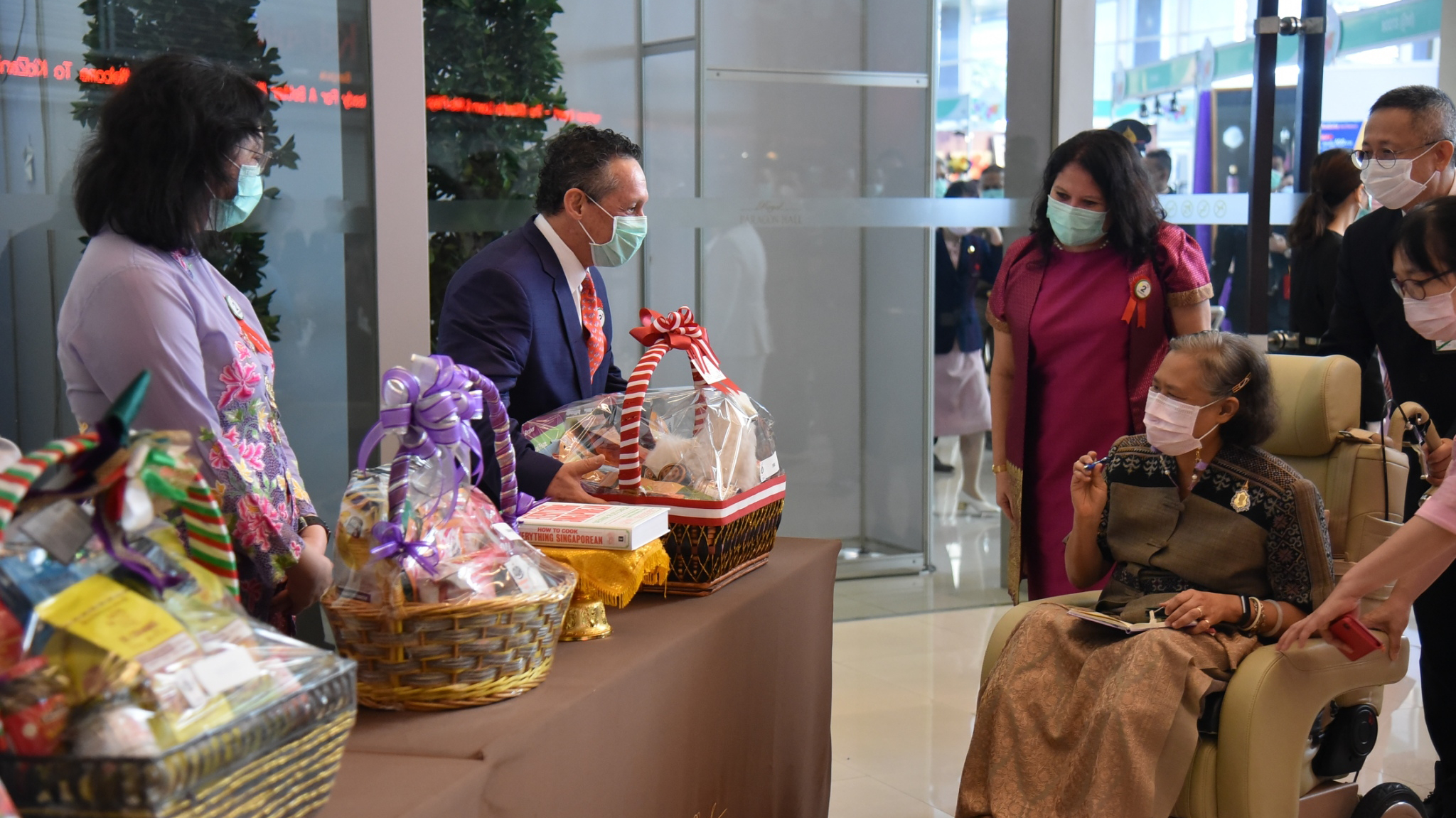 Foto del Embajador del Perú presentando la canasta de productos peruanos a la Princesa Maha Chakri Sirindhorn de Tailandia