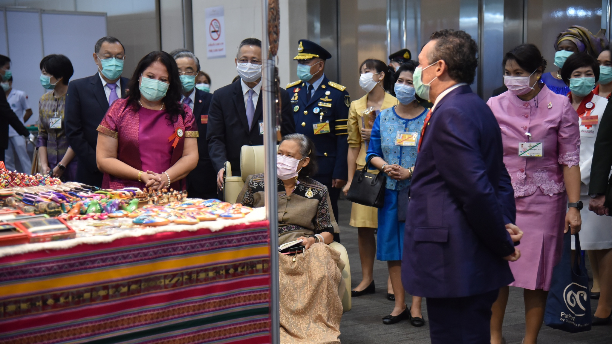 Fotos del Embajador del Perú, su esposa y la Princesa con el stand de artesanías del Perú