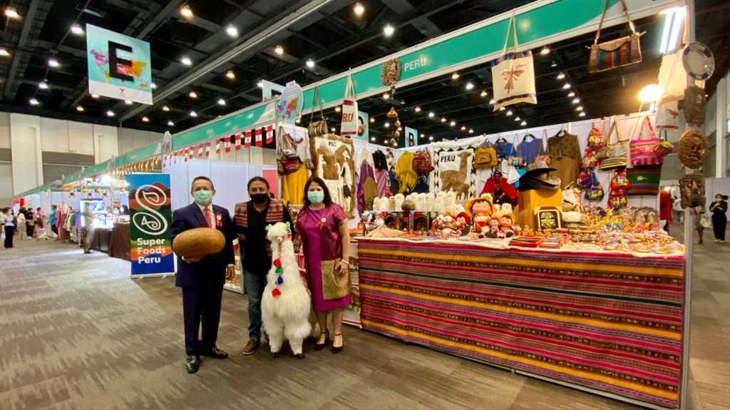 Fotos del Embajador del Perú y su esposa en frente del stand de artesanías del Perú