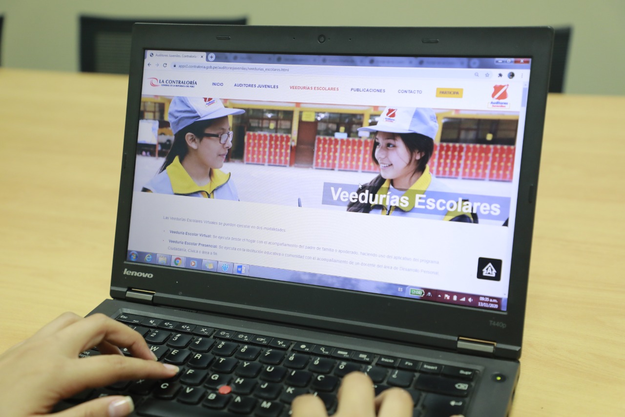 Imagen JPG de una laptop mostrando información del programa Auditores Juveniles.