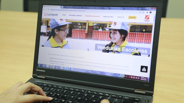 Imagen JPG de una laptop mostrando información del programa Auditores Juveniles.