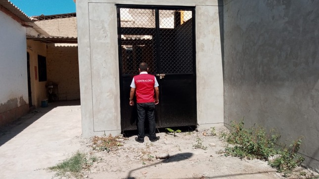 Imagen JPG de colaborador de la Contraloría supervisando planta de oxígeno en Hospital Belén en Lambayeque.