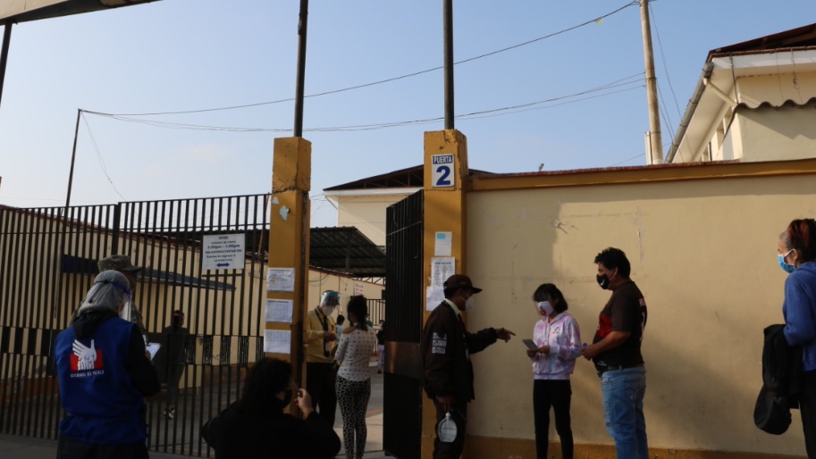 Personas paradas en el exterior de hospital