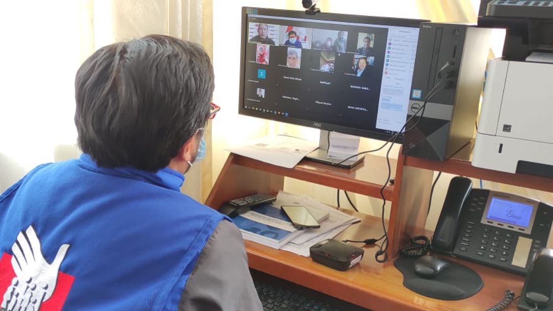 Comisionado de la Defensoría del Pueblo mirando su computadora, participa de reunión virtual