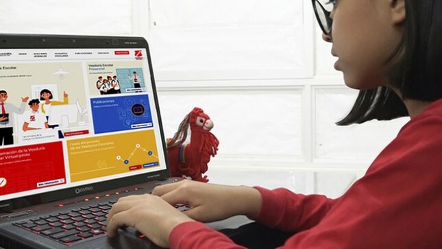 Imagen JPG de alumna de nivel secundaria revisando información del programa Auditores Juveniles en una laptop.