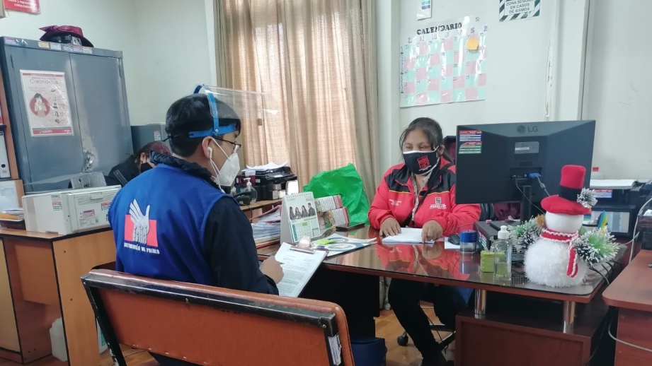 Comisionado de la Defensoría del Pueblo conversa con representante de autoridad municipal