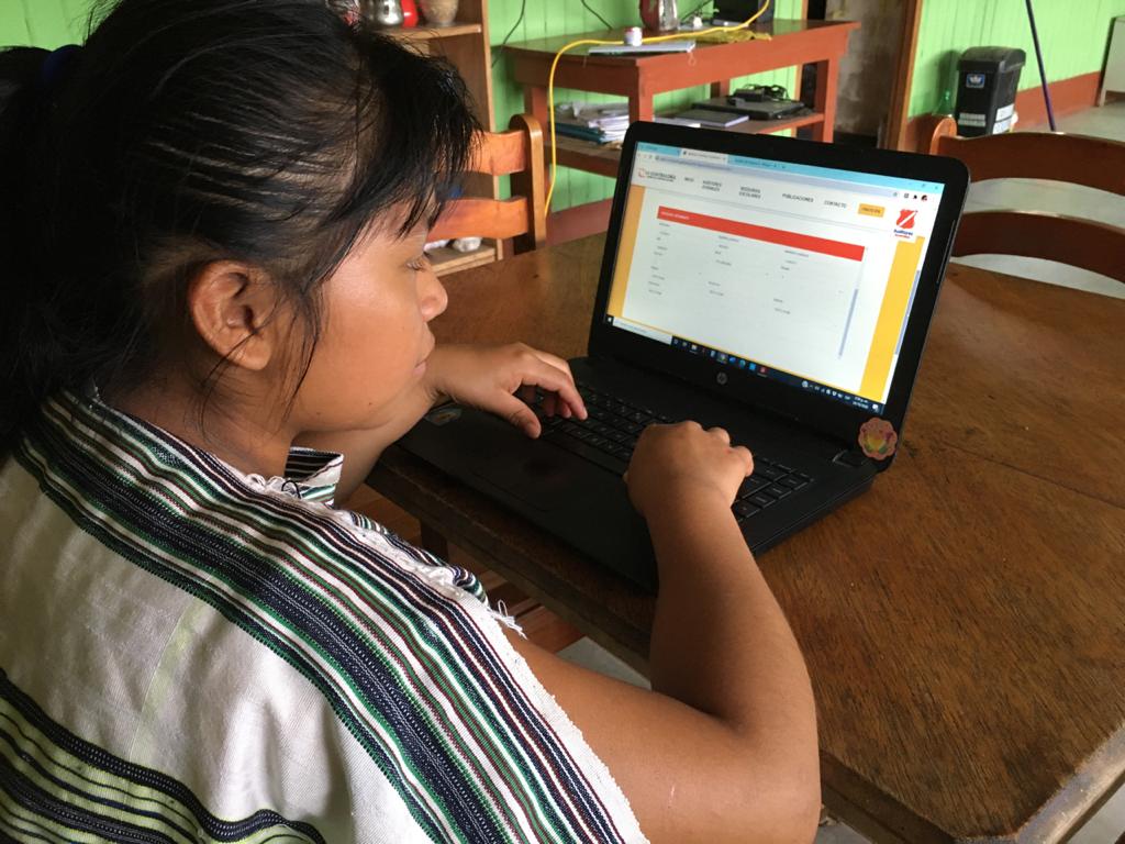 Imagen JPG de alumna de nivel secundaria realizando la veeduría escolar virtual propaganda electoral del programa Auditores Juveniles.