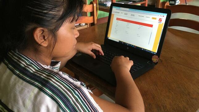 Imagen JPG de alumna de nivel secundaria realizando la veeduría escolar virtual propaganda electoral del programa Auditores Juveniles.
