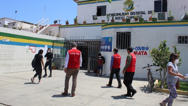 Imagen JPG de colaboradores de la Contraloría en los exteriores de la Municipalidad Distrital de Nuevo Chimbote.