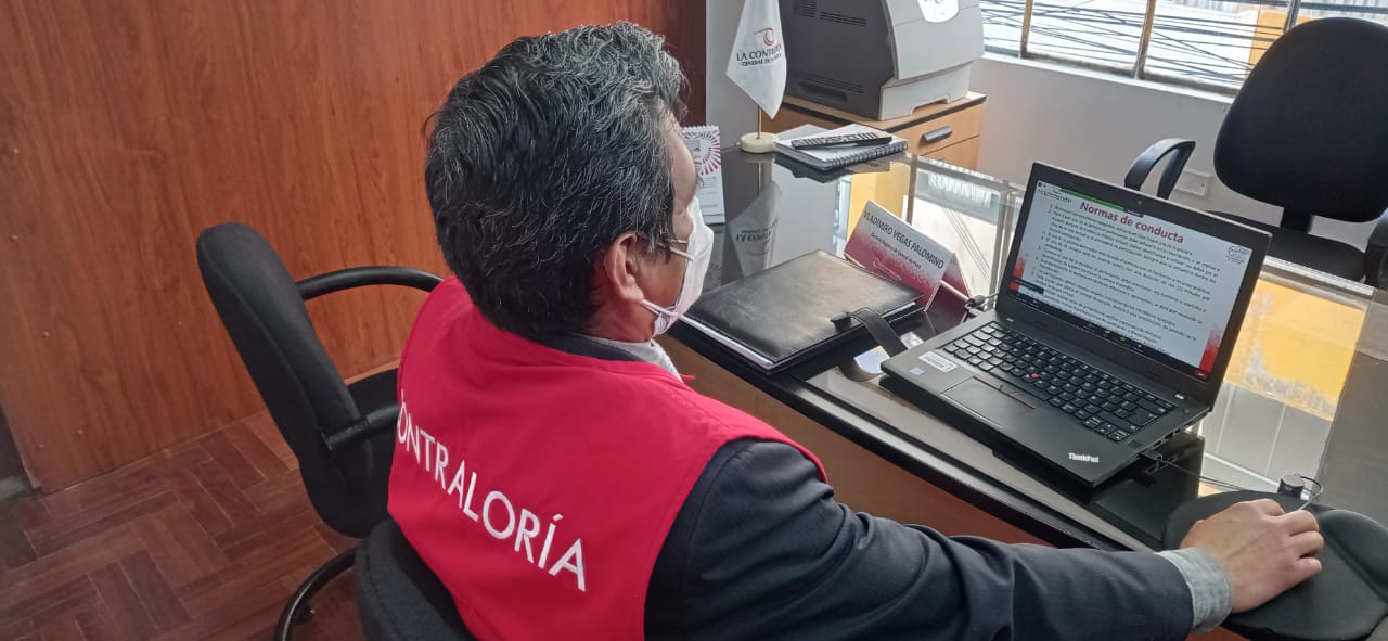 Imagen JPG de colaborador de la Contraloría en los interiores de una oficina, sentado y participando de la Audiencia Pública Virtual “La Contraloría te escucha” en Puno.
