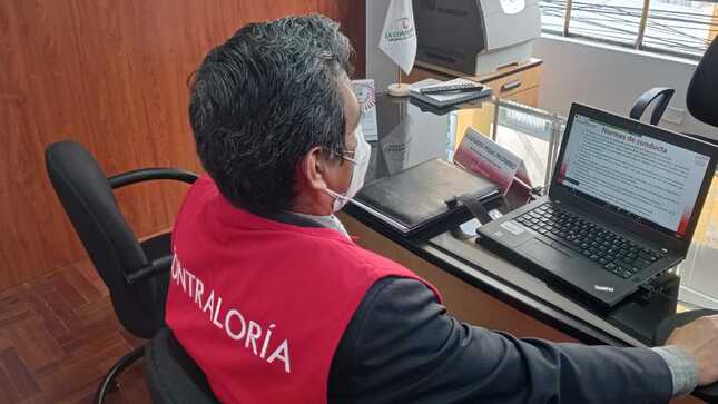 Imagen JPG de colaborador de la Contraloría en los interiores de una oficina, sentado y participando de la Audiencia Pública Virtual “La Contraloría te escucha” en Puno.