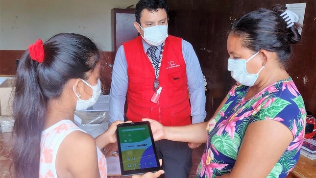 Imagen JPG de colaboradores de la Contraloría supervisando distribución de tablets a escolares y docentes en Tumbes.