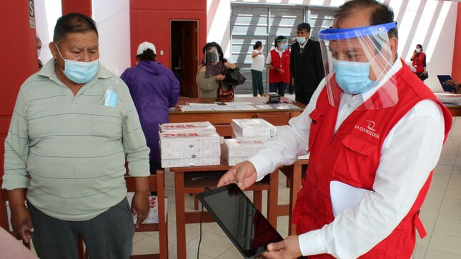 Imagen JPG de colaborador de la Contraloría supervisando entrega de tablets a escolares y docentes en Tacna.