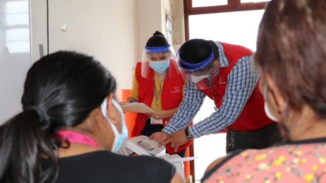 Imagen JPG colaboradores de la Contraloría supervisando entrega de tablets a escolares y docentes en Ica.