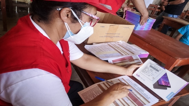 Imagen JPG de colaborador de la Contraloría supervisando entrega de tablets a escolares y docentes en San Martín.