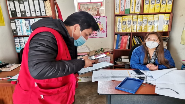 Imagen JPG de colaborador de la Contraloría supervisando entrega de tablets a escolares y docentes en Apurímac.