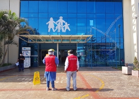Imagen JPG de colaboradores de la Contraloría en los exteriores de la sede EsSalud en Ica.