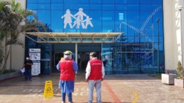Imagen JPG de colaboradores de la Contraloría en los exteriores de la sede EsSalud en Ica.