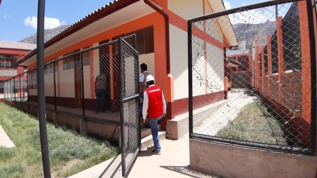Imagen JPG de colaborador de la Contraloría supervisando colegio en Pillco Marca, Huánuco.