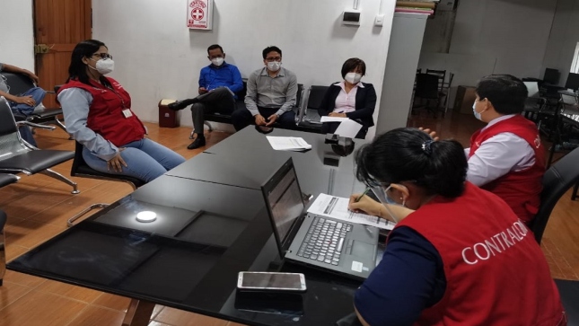 Imagen JPG de colaboradores de la Contraloría supervisando entrega de tablets a beneficiarios de “Aprendo en Casa” en Loreto.