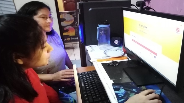 Imagen JPG de alumna de secundaria y madre de familia realizando la veeduría escolar virtual propaganda electoral en La Libertad.