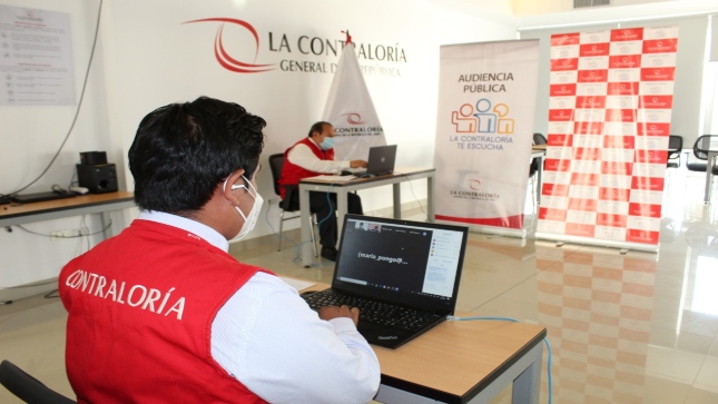 Imagen JPG de colaborador de la Contraloría en los interiores de una oficina, sentado y participando de la Audiencia Pública Virtual “La Contraloría te escucha” Tacna.