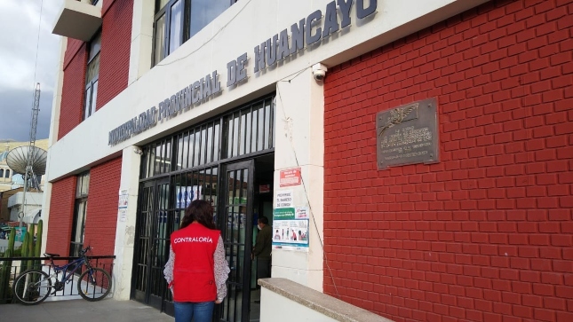 Imagen JPG de colaboradora de la Contraloría supervisando Municipalidad Provincial de Huancayo.