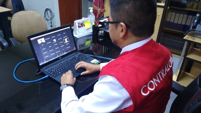Imagen JPG de colaborador de la Contraloría en los interiores de una oficina, sentado y participando de la Audiencia Pública Virtual “La Contraloría te escucha” Junín.