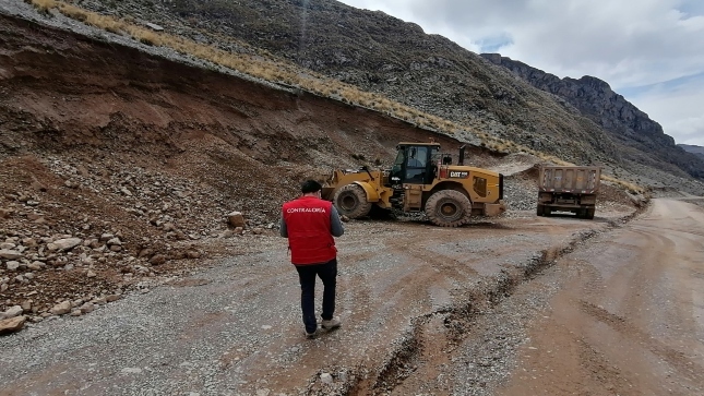 Imagen JPG de colaborador de la Contraloría caminos vecinales en provincia de Huancavelica