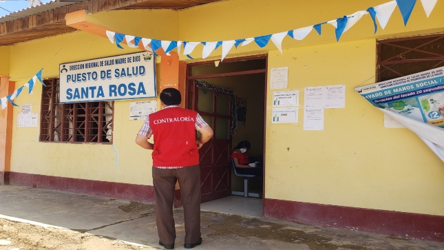 Imagen JPG de colaborador de la Contraloría ingresando al puesto de salud Santa Rosa en Madre de Dios.