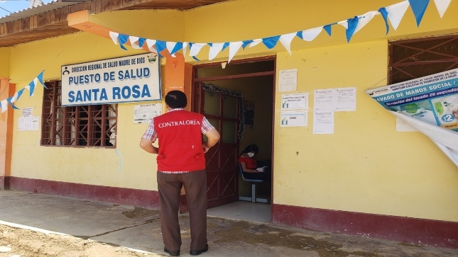 Imagen JPG de colaborador de la Contraloría ingresando al puesto de salud Santa Rosa en Madre de Dios.