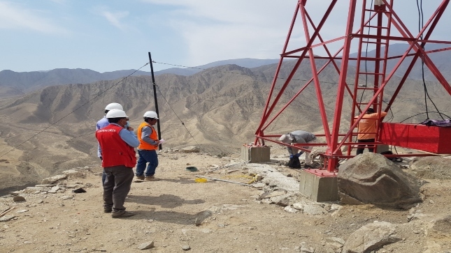 Imagen JPG de colaborador de la Contraloría supervisando construcción de antenas de telefonía móvil en Ica.