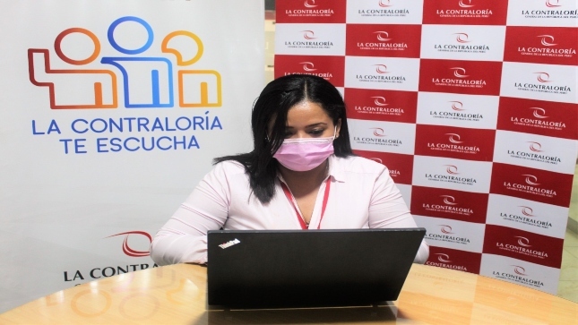 Imagen JPG de colaborador de la Contraloría en los interiores de una oficina, sentado y participando de la Audiencia Pública Virtual “La Contraloría te escucha” Zarumilla, Tumbes.