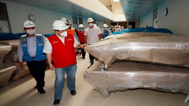 Imagen JPG del Contralor General junto a otras personas supervisando Hospital Regional de Pucallpa.