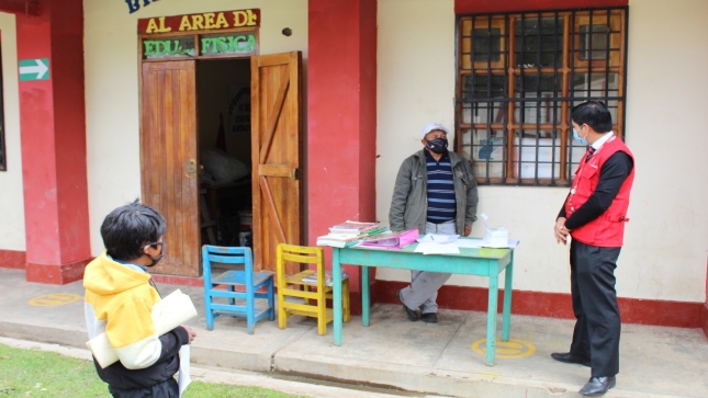 Imagen JPG de colaborador de la Contraloría supervisando entrega de tablets a escolares y docentes en Huancavelica.