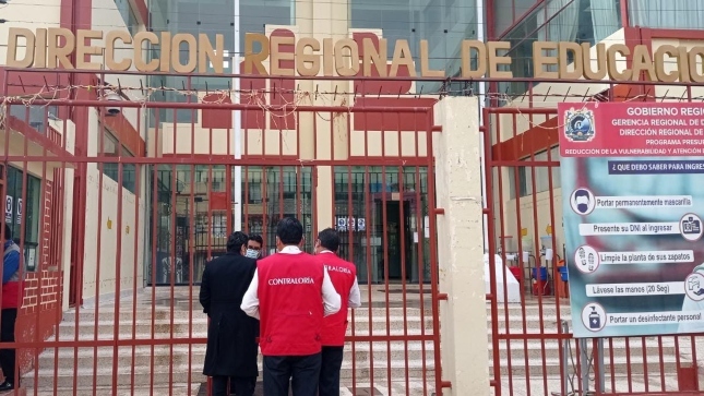 Imagen JPG de colaboradores de la Contraloría en los exteriores de la puerta principal de la Dirección Regional de Educación Puno, en el marco de la supervisión de la entrega oportuna de tablets para escolares y docentes.