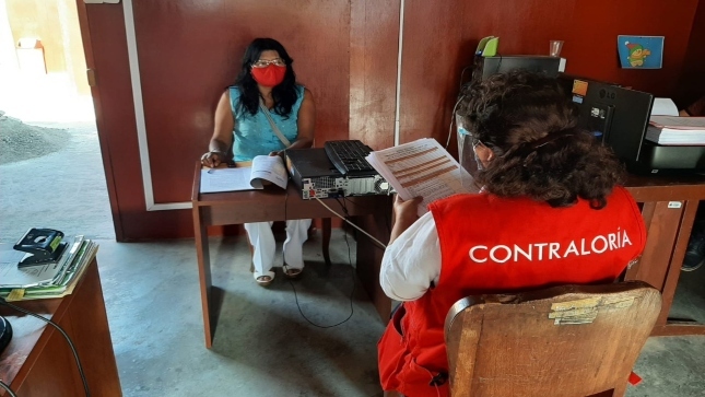 Imagen JPG de colaboradora de la Contraloría supervisando entrega de tablets a escolares y docentes en Junín.