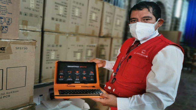 Imagen JPG de colaborador de la Contraloría supervisando entrega de tablets a escolares y docentes en Ayacucho.