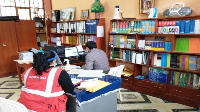 Imagen JPG de colaboradores de la Contraloría supervisando entrega de tablets a escolares y docentes en La Libertad.